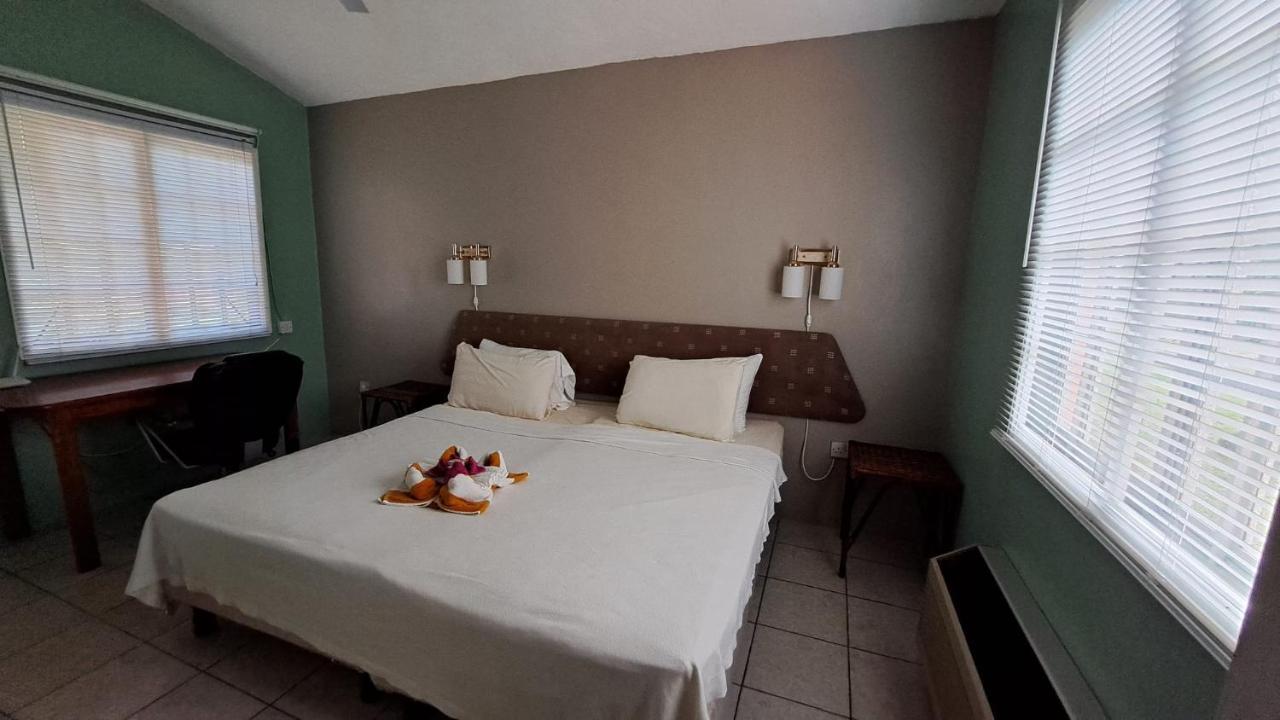 Kootney Resorts Portsmouth Buitenkant foto